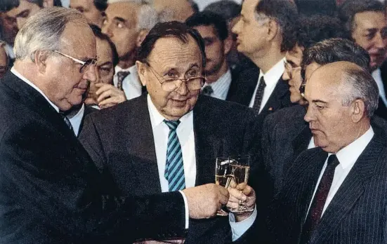  ?? Reuters Staff / Reuters ?? Kohl brindant amb Gorbatxov davant el ministre alemany d’Exteriors Hans-Dietrich Genscher el novembre del 1990 (lloc no identifica­t)