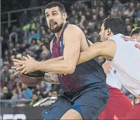  ?? FOTO: P. PUNTÍ ?? Adrien Moerman en un partido de Liga. El francés no seguirá en el Barça Lassa