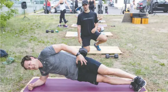  ?? DAVE SIDAWAY ?? Most members responded “yes” when gym owner Sean Coulton, seen training his client Ken Matheson, asked if they were ready to return to a group exercise environmen­t.