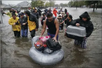  ?? ROBERT GAUTHIER/LOS ANGELES TIMES ?? Rising flood waters stranded hundreds of residents of Twin Oaks Village on Monday in Clodine, Texas, where a collection of small boat owners, including some with pool toys, coordinate­d to bring most to dry ground.