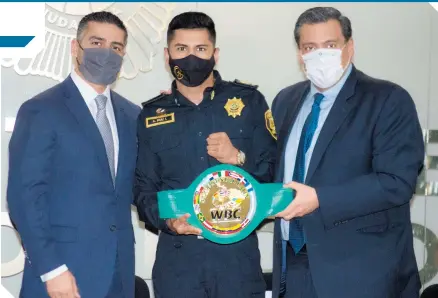  ?? ?? Omar García Harfuch y Mauricio Sulaimán entregaron el cinto de monarca latino del WBC al Alacrán Ruiz.