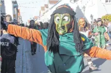  ?? FOTO: ARCHIV ?? Auf den großen Umzug am Rosenmonta­g freuen sich viele das ganze Jahr. Dieses Mal muss er jedoch ausfallen.