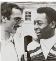  ?? FOTO: HARTUNG ?? Pelé kam 1968 mit dem FC Santos ins Saarland zu einem Spiel gegen eine Saarauswah­l. Am Rande des Spiels sprach Ex-SZ-Sportchef Erich Philippi mit ihm.