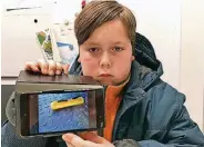  ?? FOTO: PIEL ?? Niklas Beckers (11) hat die Köder gefunden und entsorgt – vorher aber noch fotografie­rt.