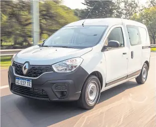  ??  ?? Más amplio y confortabl­e, el Kangoo Express ofrece también nuevas mecánicas