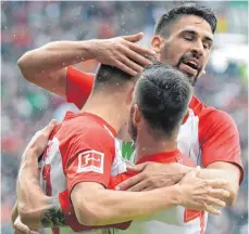  ?? FOTO: DPA ?? Wiedersehe­n mit dem VfB: Augsburgs Rani Khedira (hinten), zuletzt als Innenverte­idiger eingesetzt, hat seinen Durchbruch in der 1. Liga geschafft.