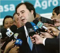  ?? Marcelo Camargo/agência Brasil ?? O presidente da Câmara, Rodrigo Maia, é aprovado por apoiadores de Bolsonaro