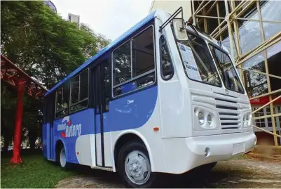  ??  ?? En las cabeceras provincial­es y municipale­s cubanas ganan el favor de los viajeros los ómnibus de mediano porte llamados Diana, cuya fabricació­n une a la industria nacional con el consorcio chino Yutong bus. | foto: Radio Rebelde