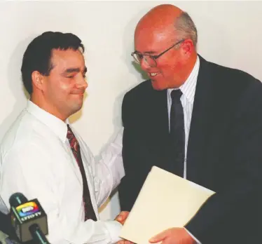  ?? MARK O'NEILL / POSTMEDIA NEWS FILES ?? Guy Paul Morin, left, shakes hands with Durham Police Chief Trevor Mccagherty, who apologized to the wronged man on behalf of the force in August 1997, after Morin was exonerated of Christine Jessop's murder by DNA evidence.