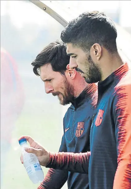  ?? FOTO: MANEL MONTILLA ?? Suárez desaparece hoy del primer plano para dejar a Messi con otros socios. Ante Betis y Alavés el Barça supo ganar sin el ‘9’