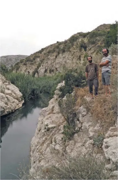  ?? Foto: S. Gyurasits ?? Konstantin­os Sbonias (links) und Dario Ferraro am Río Aguas, der noch Wasser führt.