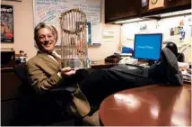  ?? CHICAGO TRIBUNE ?? Columnist John Kass holds the White Sox World Series trophy in 2005 in his Tribune Tower office.