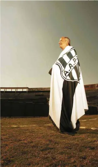  ?? Alexandre Battibugli/Divulgação ?? Sérgio Carnielle abraçado com a bandeira da Ponte Preta no estádio Moisés Lucarelli