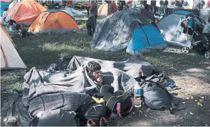  ?? SPENCER PLATT GETTY IMAGES ?? As many as 5,500 people make up the group of migrants in Mexico’s capital.