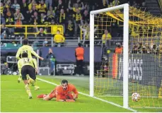  ?? FOTO: BERND THISSEN ?? Donyell Malen (oben) ließ den BVB jubeln.