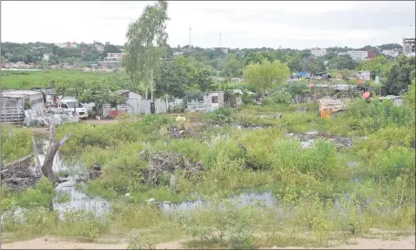  ??  ?? Las aguas de la laguna Pytã del Bañado Norte sigue subiendo de nivel y está inundando las precaria viviendas y los vertederos clandestin­os de basura. Da pena la contaminac­ión del área que debió ser protegida por la Municipali­dad.