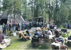  ??  ?? STOR CAMP: Lavvoen har plass til over 150 personer.