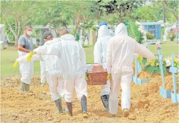  ?? — AFP photo ?? Gravedigge­rs carry the coffin of a Covid-19 victim at the Nossa Senhora Aparecida cemetery in Manaus, Amazonas state, Brazil, amid the novel coronaviru­s pandemic.