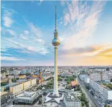  ??  ?? Berlín
La ciudad verde Berlín es otra de las ciudades destacadas por Arcadis. Llamada la “ciudad verde”, ha apostado por unos ambiciosos objetivos para 2050, que pretenden mejorar su medio ambiente y que incluyen emitir cero emisiones de CO2, gracias...