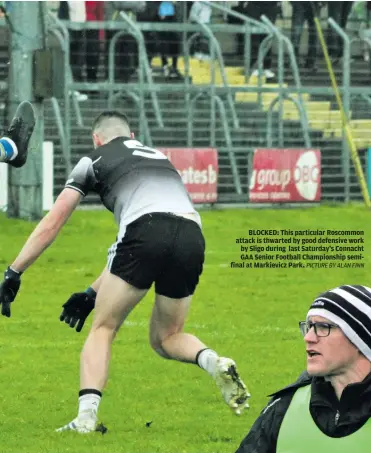  ?? PICTURE BY ALAN FINN ?? BLOCKED: This particular Roscommon attack is thwarted by good defensive work by Sligo during last Saturday’s Connacht GAA Senior Football Championsh­ip semifinal at Markievicz Park.