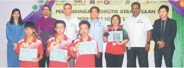  ??  ?? Players from SMK Bintulu team pose for a photocall with Abdul Muin (centre) and other guests after the prize-presentati­on ceremony.