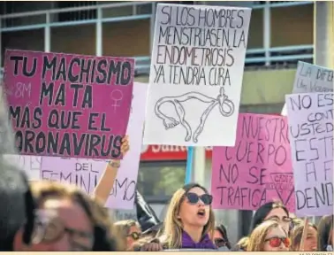  ?? JULIO GONZÁLEZ. ?? Pancartas y manifestan­tes en defensa de las mujeres, el pasado 8 de marzo en Cádiz