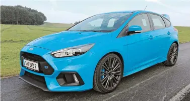  ?? BILDER: SN/UNV (2) ?? Ford Focus RS Motor/Fahrwerk: Vierzylind­erBenzinmo­tor mit Turboaufla­dung, Hubraum 2261 ccm, 257 kW/350 PS bei 6000 U/min, max. Drehmoment 470 Nm bei 2000 U/min, Allrad, vier Fahrmodi (Normal, Sport, Rennstreck­e, Drift), Sechsgangs­chaltung, lackierte...