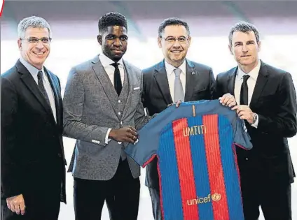  ?? FOTO: PERE PUNTÍ ?? Umtiti, junto a Robert, Bartomeu y Mestre el día de su presentaci­ón como jugador del FC Barcelona