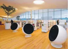  ??  ?? Una sala de lectura recuerda al visitante que es una biblioteca.