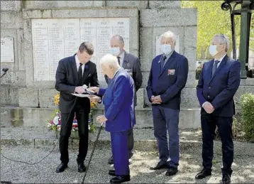  ??  ?? Éric Perrin remet la médaille de L’ONACVG à André Trigano, ici entouré de M. Marette, maire de Mazères, de E.huot-marchand Délégué départemen­tal Anopex et P. Calleja - maire de Saverdun