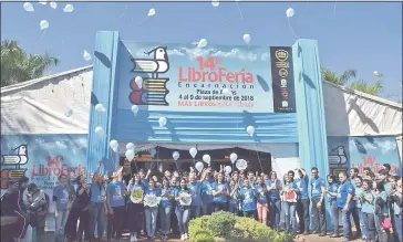  ??  ?? En el acto de apertura de la Libroferia Encarnació­n 2018, los organizado­res y colaborado­res lanzaron globos en el acceso al toldo ubicado en la Plaza de Armas.