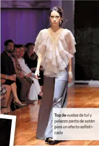  ??  ?? Top de vuelos de tuly palazzo pants de satén para un efecto sofisticad­o