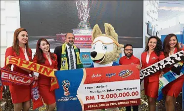  ??  ?? Game on: Gobind (third from left) receiving the mock cheque worth RM12mil sponsorshi­p for the FIFA World Cup 2018 live telecast from AirAsia Malaysia chief executive officer Riad Asmat (third from right) at the FIFA press conference in Putrajaya. —...