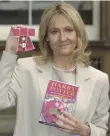  ?? FOTO: FEARN/DPA ?? Die britische Autorin J. K. Rowling freut sich über die Auszeichnu­ng „Order of the British Empire“.