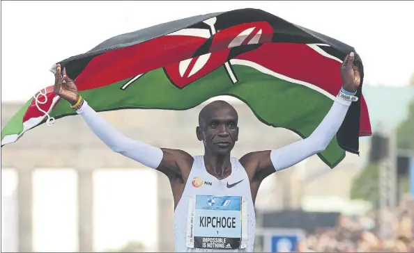  ?? Foto: getty ?? Eliud Kipchoge, el domingo tras batir su propio récord mundial. el keniano ha ganado 15 de 17 maratones disputadas y le pertenecen cuatro de las cinco mejores marcas de la historia