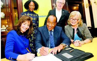  ?? RUDOLPH BROWN/PHOTOGRAPH­ER paul.clarke@gleanerjm.com ?? From left, seated: Linda Eddleman, CEO of The Trust For the Americas, and NCB Financial Group Chairman Michael Lee-Chin sign the memorandum of understand­ing while NCB Foundation Chairman Thalia Lyn looks on. Also observing are Nadeen Matthews Blai (standing, left), CEO of NCB Foundation, and Ambassador James Lambert, secretary for hemispheri­c affairs at the Organizati­on of American States. The event took place at NCB’s Atrium offices on Trafalgar Road in St Andrew yesterday.