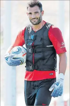  ?? FOTO: J. A. SIRVENT ?? Adán durante un entrenamie­nto con el Atlético