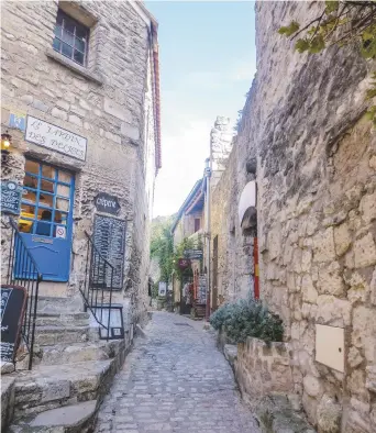  ??  ?? Visiter les Baux, c’est un peu comme voyager dans le temps. – Gracieuset­é