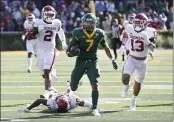  ?? RAY CARLIN — THE ASSOCIATED PRESS ?? Baylor running back Abram Smith (7) breaks free on a 75-yard run as he is chased by Oklahoma linebacker David Ugwoegbu (2), safety Pat Fields (10) and linebacker Shane Whitter (13) during the second half Saturday in Waco, Texas.