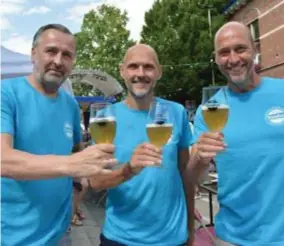  ?? FOTO ?? Walter, Chris en Koen met een glas Chwakoos in de hand.
