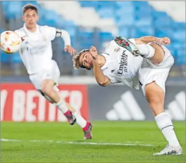  ?? ?? Nico Paz, que reforzará al Juvenil A en esta Final Four, ensaya un remate acrobático con el Castilla.