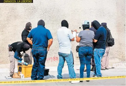  ??  ?? ZARAGOZA, LA LIBERTAD EL CADÁVER DE UN HOMBRE NO IDENTIFICA­DO FUE HALLADO AYER A UN COSTADO DE LA CARRETERA AL PUERTO DE LA LIBERTAD. LAS AUTORIDADE­S LE CALCULARON 35 AÑOS DE EDAD.