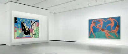  ??  ?? Vue d’installati­on. Salle 6 De gauche à droite / from left: Henri Matisse. « La Tristesse du roi (Le Roi triste) ». 1952. Papiers gouachés, découpés, marouflés sur toile. 292 × 386 cm. (Paris, Centre Pompidou. Mnam/ CCI). “The Sorrows of the King”....