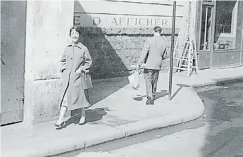  ?? © COLECCIÓN CGAI ?? De paseo. Aurora Bernárdez en una calle de París, en 1956. La foto la sacó Julio Cortázar.