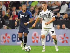  ?? FOTO: GAMBARINI/DPA ?? Joshua Kimmich (rechts) überzeugte auf der Sechser-Position vor der deutschen Abwehr mit Laufstärke, Spielintel­ligenz und Einsatz.