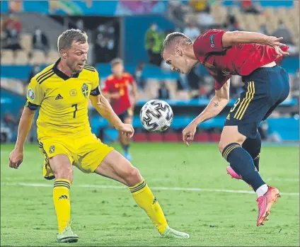  ?? FOTO: EFE ?? Sebastian Larsson, el capitán de 36 años de la selección sueca, pugna con Dani Olmo (23 años) por un balón durante el duelo en Sevilla