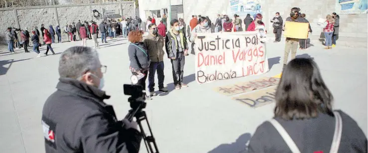  ?? / LUIS TORRES ?? Hoy colocarán altar en explanada de Rectoría para recordarlo y presionar por justicia