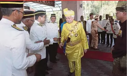  ?? PIC BY ADZLAN SIDEK ?? Negri Sembilan Yang di-Pertuan Besar Tuanku Muhriz Tuanku Munawir being greeted by executive council members at the opening of Negri Sembilan’s 14th State Legislativ­e Assembly first sitting of the second session in Seremban yesterday.