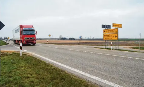  ?? Foto: Bachmann ?? Der Heuweg in Richtung Reimlingen soll künftig an die B 25 angeschlos­sen werden. An dieser Stelle soll deshalb eine Brücke über die neue, dreispurig­e B 25 gebaut werden – und daran anschließe­nd eine sogenannte Brezel. Dagegen will sich Landwirt Georg...