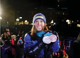  ?? Bild: MATS ANDERSSON/TT ?? DAGS IGEN. Längdskidå­karen Charlotte Kalla med sina Os-medaljer från Pyeongchan­g, ett guld och tre silver.